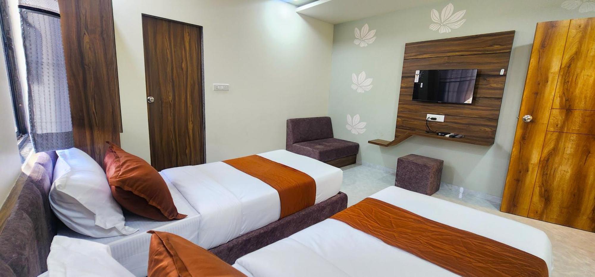 Hotel Nova Blue Ахмедабад Экстерьер фото