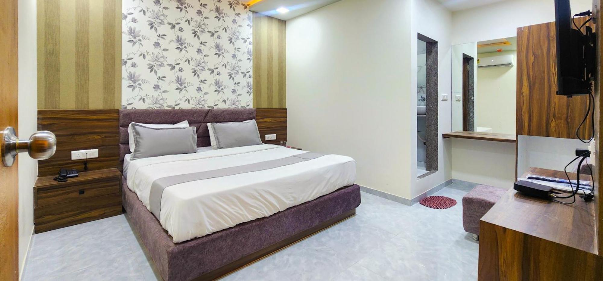 Hotel Nova Blue Ахмедабад Экстерьер фото