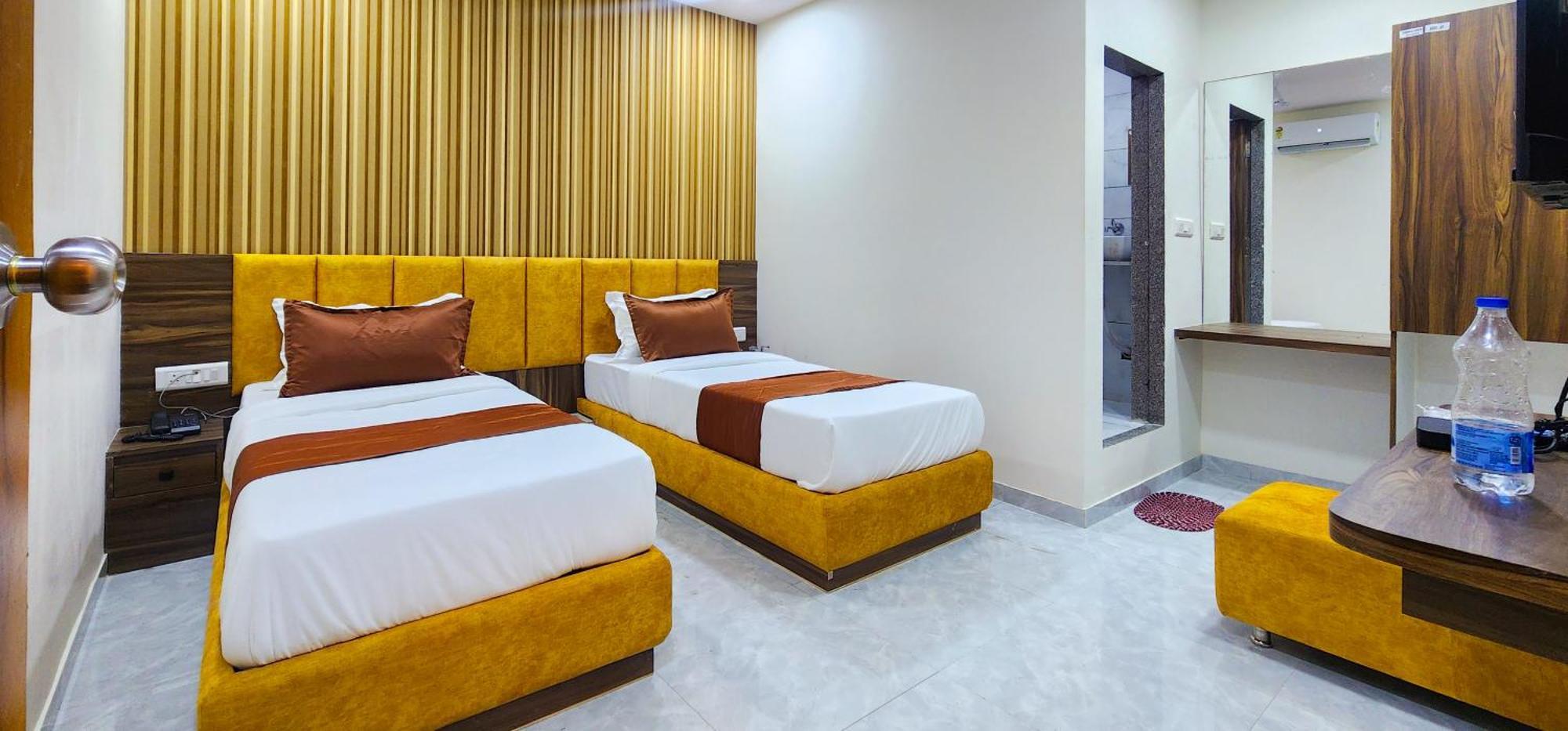 Hotel Nova Blue Ахмедабад Экстерьер фото