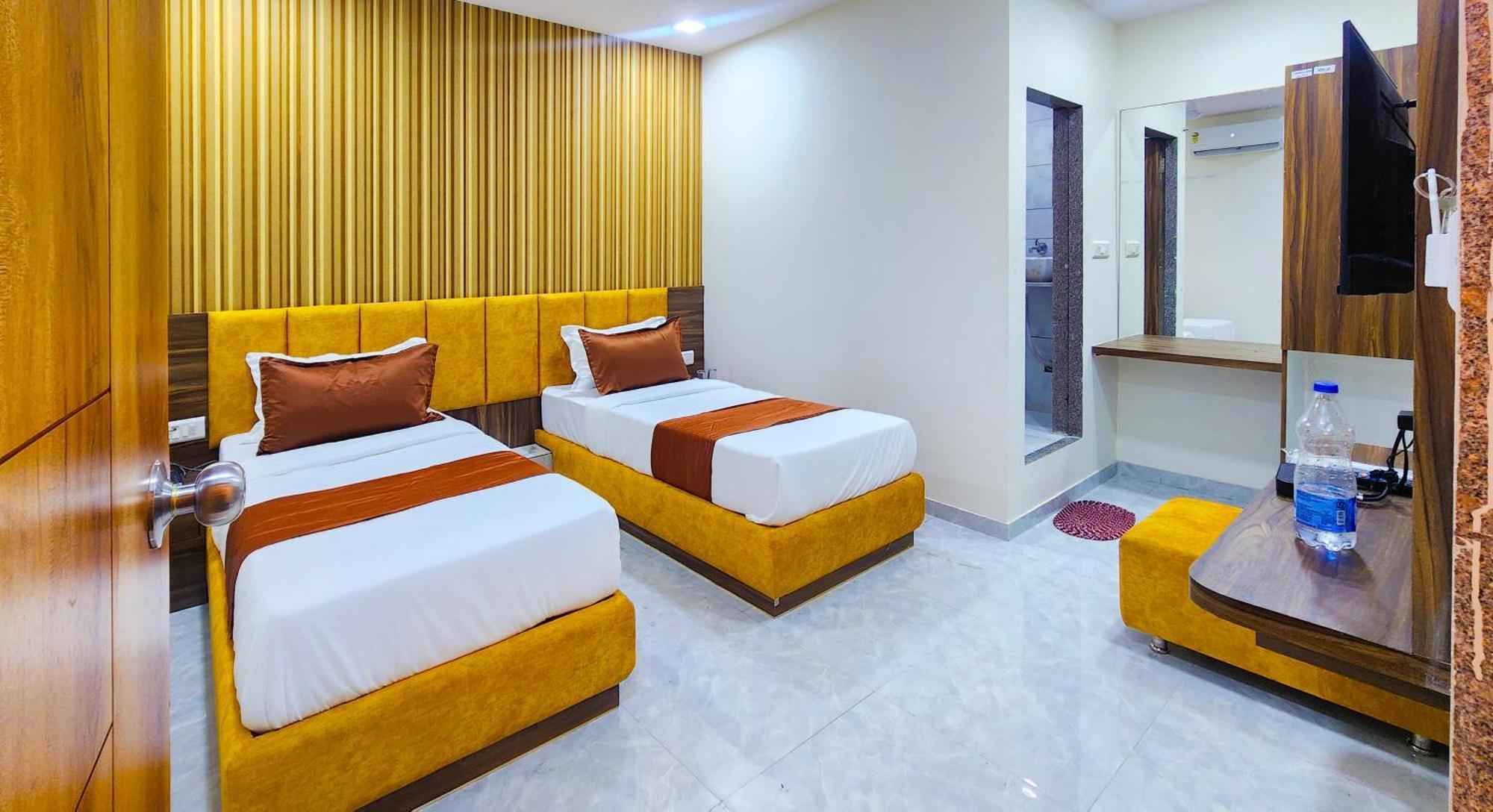 Hotel Nova Blue Ахмедабад Экстерьер фото