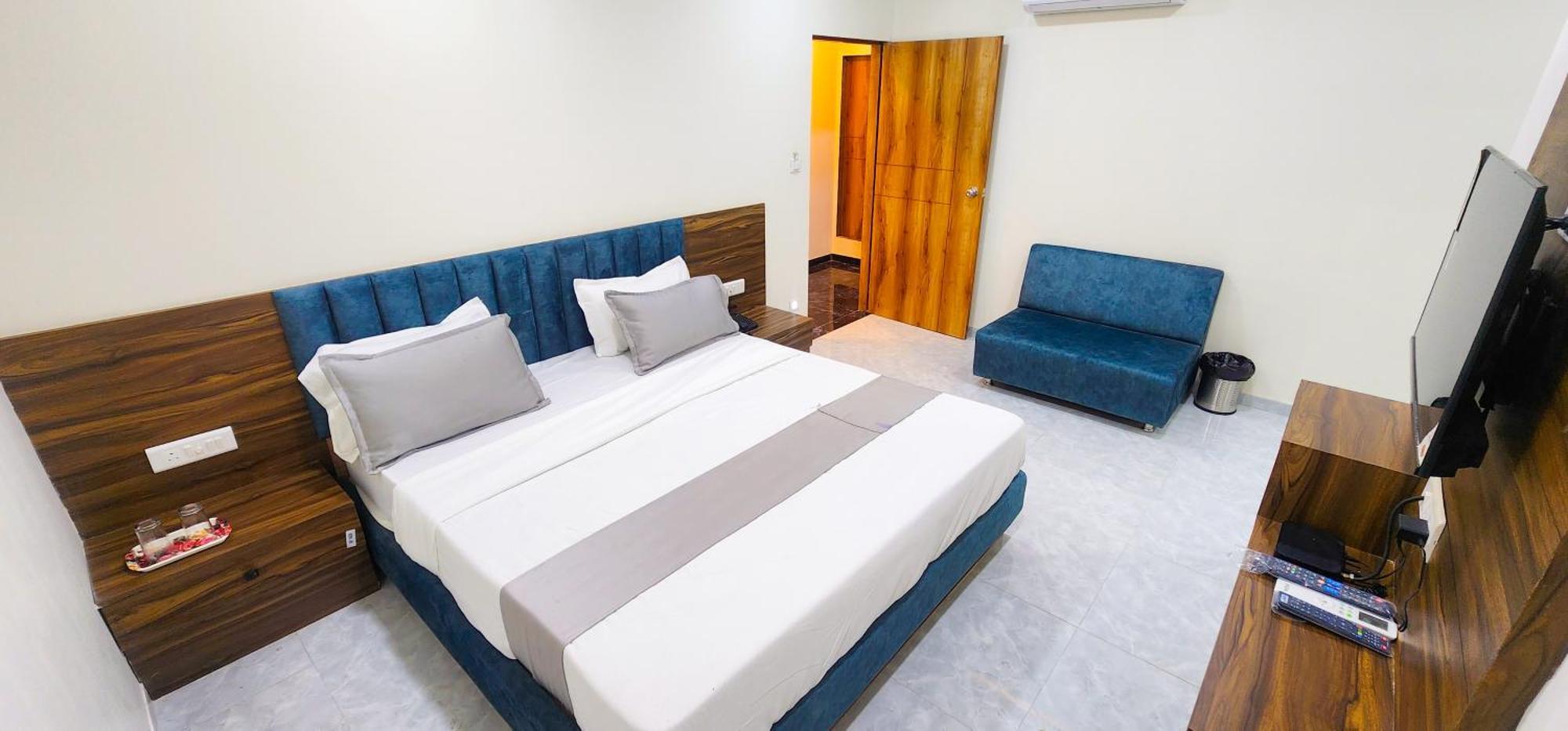 Hotel Nova Blue Ахмедабад Экстерьер фото