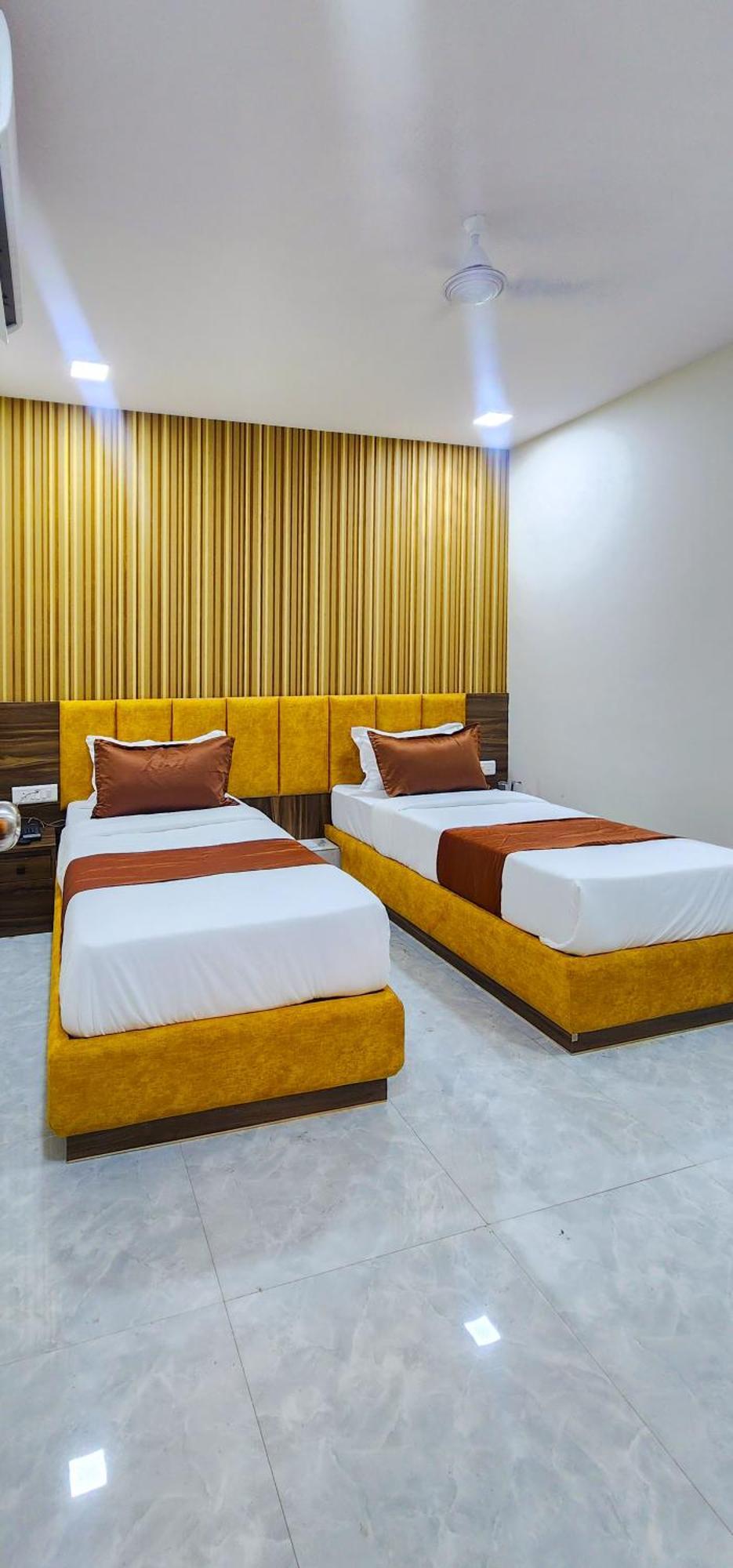 Hotel Nova Blue Ахмедабад Экстерьер фото