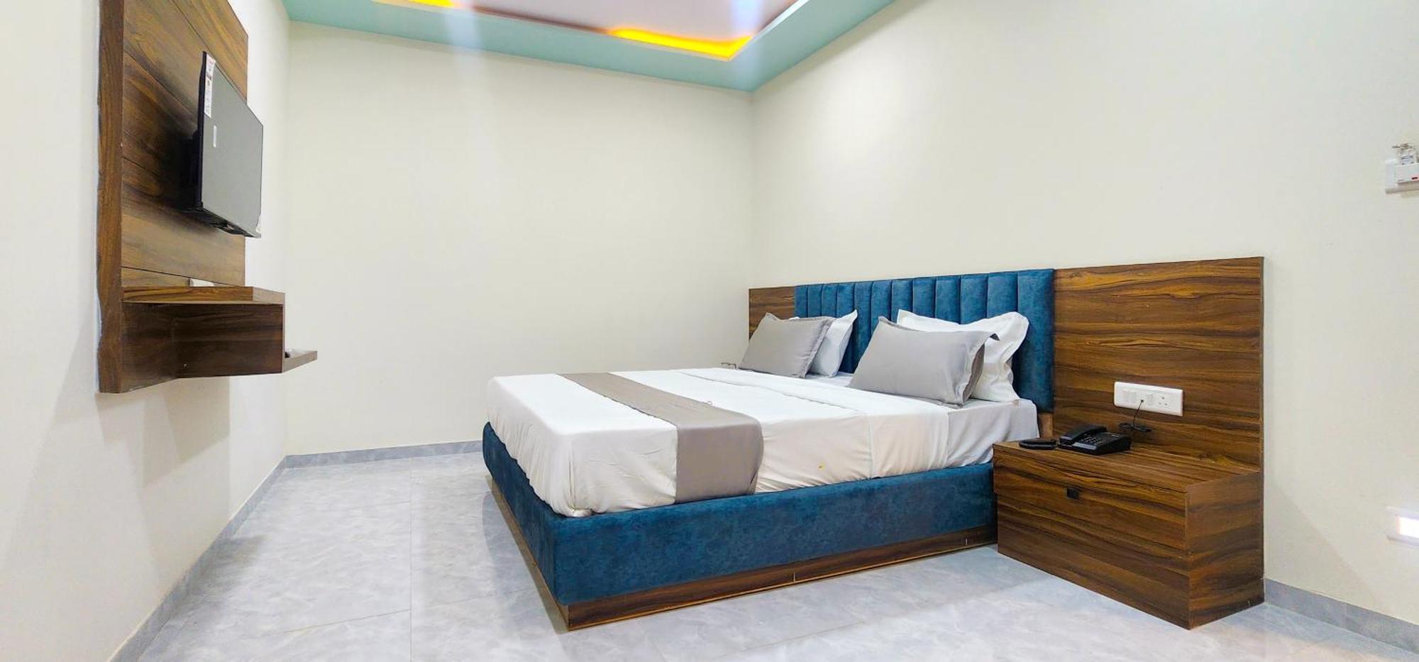 Hotel Nova Blue Ахмедабад Экстерьер фото