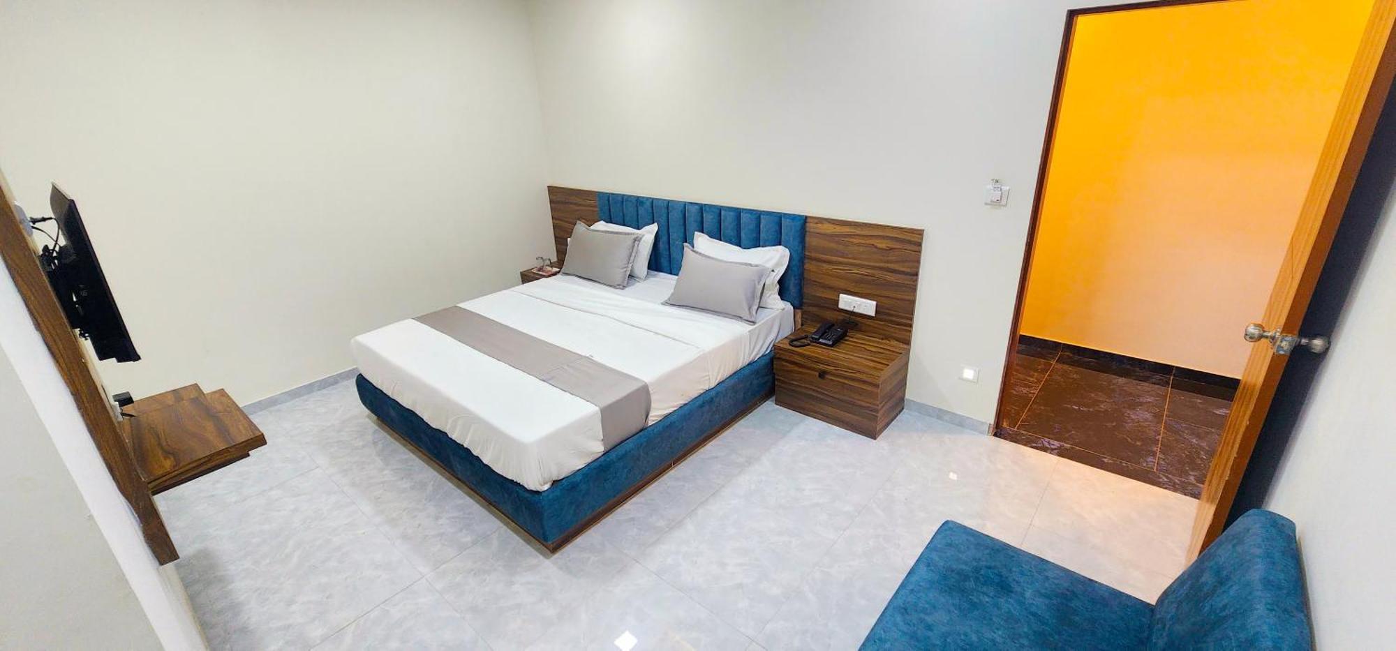 Hotel Nova Blue Ахмедабад Экстерьер фото