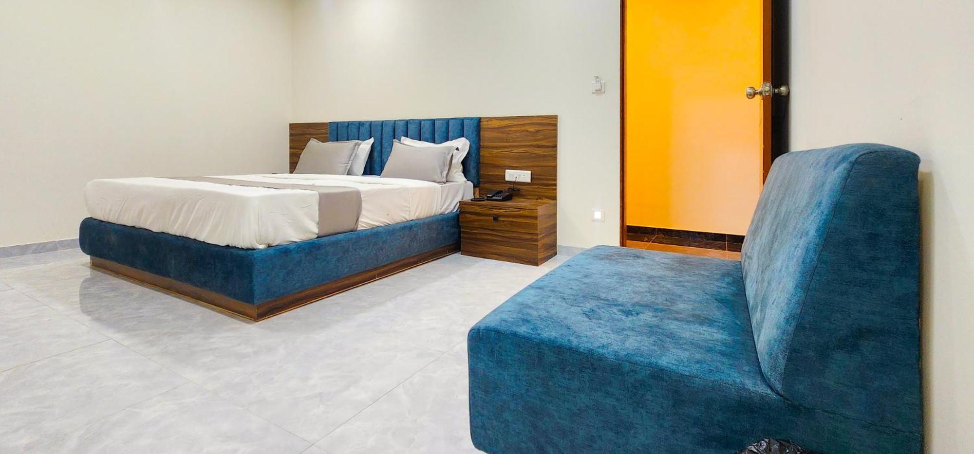 Hotel Nova Blue Ахмедабад Экстерьер фото