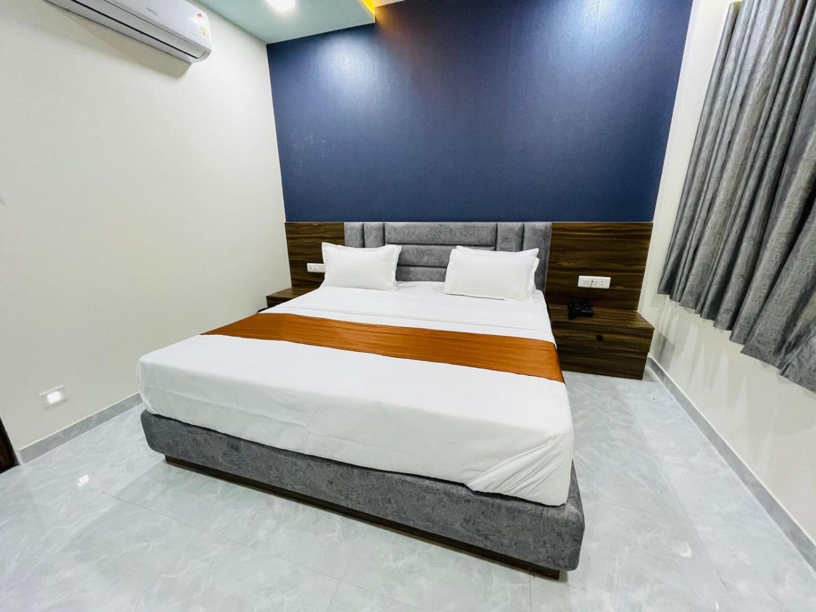 Hotel Nova Blue Ахмедабад Экстерьер фото