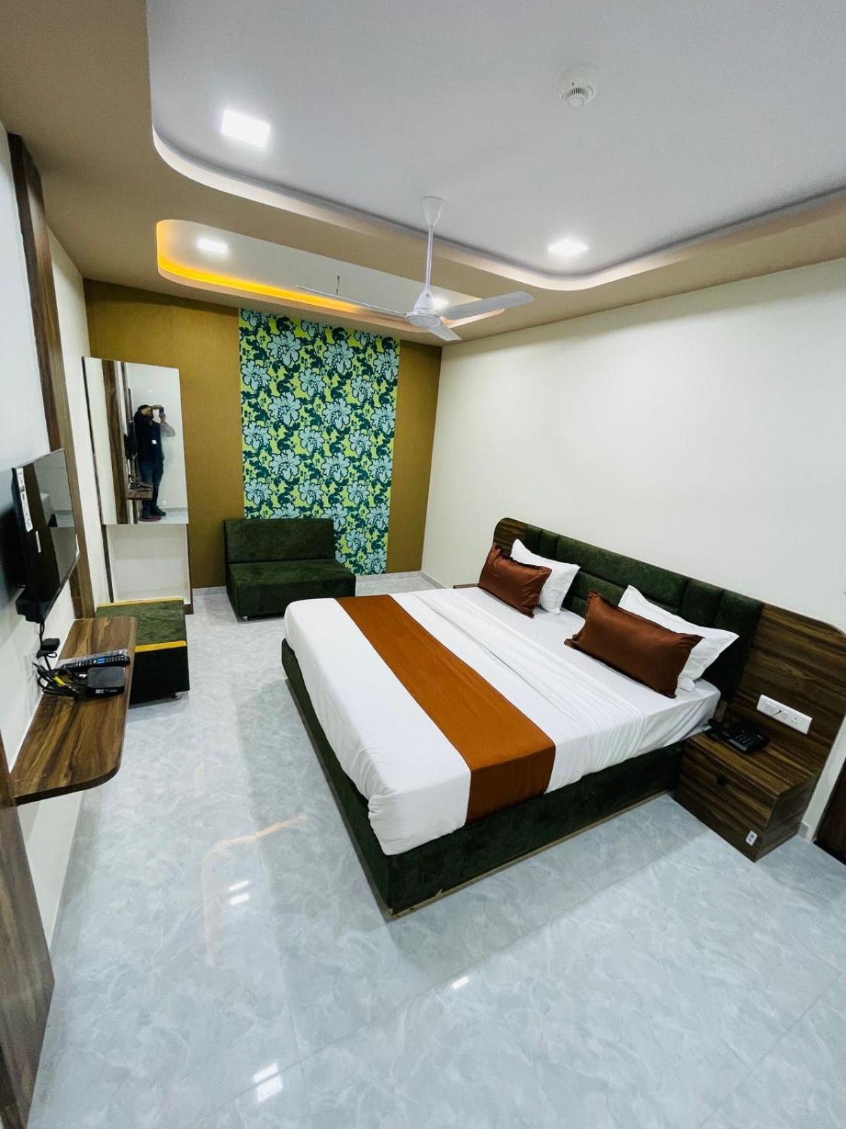 Hotel Nova Blue Ахмедабад Экстерьер фото