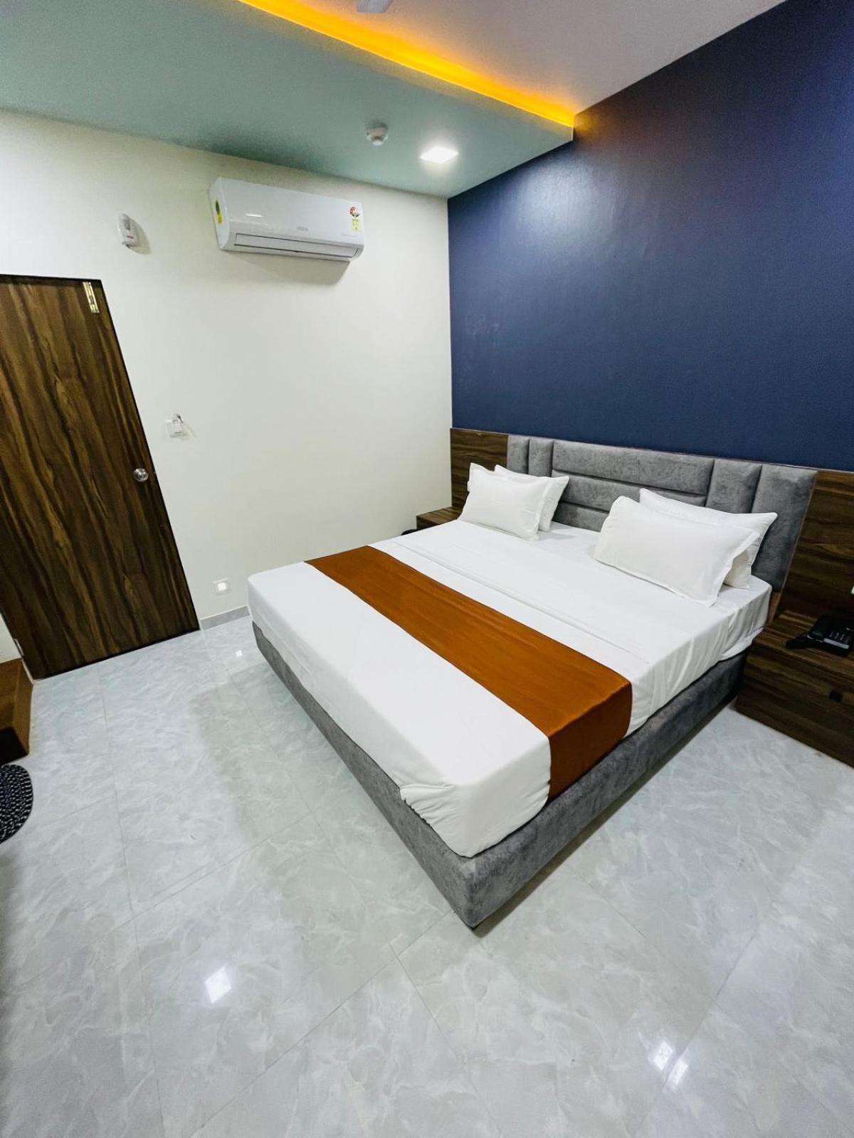 Hotel Nova Blue Ахмедабад Экстерьер фото