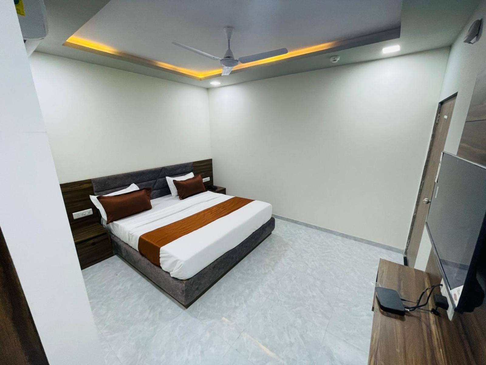 Hotel Nova Blue Ахмедабад Экстерьер фото